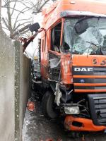  Zderzenie na ul. Rejtana. Ciężarówka uderzyła w betonowy mur.