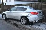 Pijana kierująca BMW wjechała w zaparkowany samochód