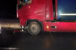 Czołowe zderzenie ciężarówki z samochodem osobowym