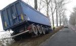 Ciężarówka uderzyła w drzewo, kierowca ciężko ranny