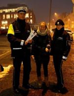 Odblaski mogą uratować życie. Policjanci rozdawali je Opolanom.