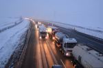 Laweta wioząca samochód wypadła z autostrady