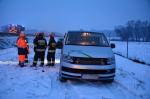 Laweta wioząca samochód wypadła z autostrady