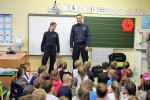 Policjanci przypominają dzieciom, jak bezpiecznie wypoczywać