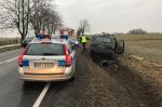 Chrysler zjechał z drogi i uderzył w przepust