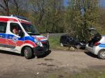 Auto uderzyło w drzewo, interweniował śmigłowiec LPR