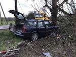 Opel wbił się w drzewo pod Kluczborkiem. Dwie osoby w szpitalu.