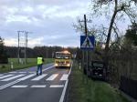 Opel wbił się w drzewo pod Kluczborkiem. Dwie osoby w szpitalu.