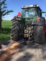 Opel wjechał w traktor, dwie osoby ranne