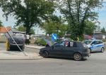 Peugeot dachował w Namysłowie. W aucie była kobieta z niemowlakiem. 