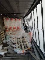 O krok od tragedii. Osobówka przygnieciona przez tira.