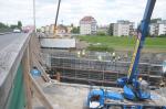 Układają elementy stalowe mostu na ul. Niemodlińskiej