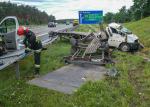 Kierowca lawety zasnął na autostradzie i zjechał z drogi
