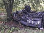 Jeep wypadł z drogi i uderzył w drzewo