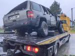 Jeep wypadł z drogi i uderzył w drzewo