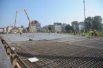 Kolejny etap budowy mostu na Niemodlińskiej. Wylewają beton na nawierzchnię
