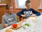 W ramach akcji "Śniadanie ma moc" przygotowywali wspólne zdrowe śniadanie