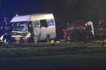 Tragiczne zderzenie osobówki z busem, 13 osób poszkodowanych