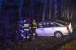 Kolejne auto wypadło z drogi. Jedna osoba ranna w Dąbrowie