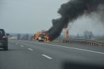 Na autostradzie A4 między węzłami Krapkowice i Kędzierzyn-Koźle spłonęło auto