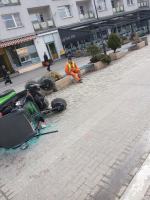 Tak się kończy szybka jazda... zamiatarką. Na szczęście nie doszło do tragedii