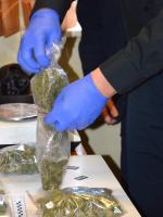 8 osób zatrzymanych zabezpieczona broń palna oraz narkotyki