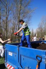 Opolanie wspólnie sadzą drzewa przy kąpielisku Bolko