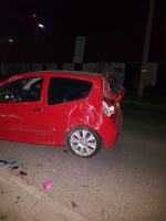 Cieszyńska. Kierowca rozbił samochód i uciekł z miejsca zdarzenia