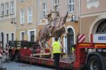 Na rynek wjechał pomnik księcia Kazimierza I Opolskiego, trwają przymiarki