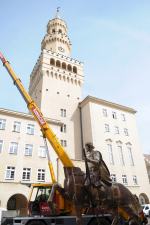 Na rynek wjechał pomnik księcia Kazimierza I Opolskiego, trwają przymiarki