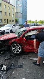 Czołowe zderzenie w centrum. Dwaj kierowcy ranni