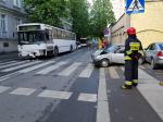 Na ul. Sądowej autobus zderzył się z osobówką