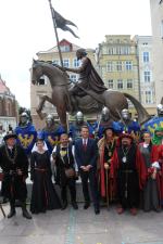 Opolanie tłumnie wzięli udział w uroczystym odsłonięciu pomnika Kazimierza I na rynku