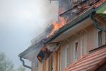 Pożar domu wielorodzinnego w Jełowej. W akcji 14 zastępów straży