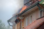 Pożar domu wielorodzinnego w Jełowej. W akcji 14 zastępów straży