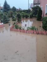 Blisko 80 strażaków odpompowywało wodę po ulewie w Rusocinie (pow. nyski)