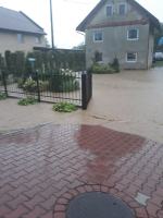 Blisko 80 strażaków odpompowywało wodę po ulewie w Rusocinie (pow. nyski)