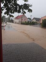 Blisko 80 strażaków odpompowywało wodę po ulewie w Rusocinie (pow. nyski)