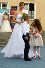 Panny młode w pięknych kreacjach na opolskim rynku, to już 6-ta edycja