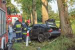 Poważny wypadek w Chróścinie. Ranni po uderzeniu w drzewo