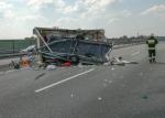 A4: Z osobówki odpięła się przyczepa kempingowa, doszło do zderzenia