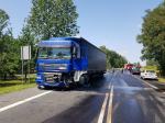 Wypadek na krajowej 11. BMW staranowane przez dwie ciężarówki. Dwie osoby ranne