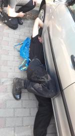 Mały kot utknął w komorze silnika. Szybka reakcja policjantów uratowała mu życie