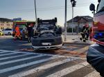Zderzenie osobówki z busem na skrzyżowaniu Pużaka z Sosnkowskiego. Są ranni
