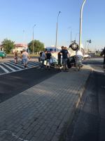 Zderzenie osobówki z busem na skrzyżowaniu Pużaka z Sosnkowskiego. Są ranni