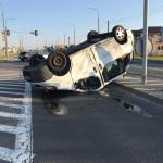 Zderzenie osobówki z busem na skrzyżowaniu Pużaka z Sosnkowskiego. Są ranni