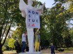 Namysłów: napis "Konstytucja" zawisnął na pomniku NIKE