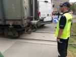 Kolizja na ulicy Luboszyckiej. Pociąg towarowy uderzył w busa dostawczego