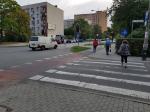 Policjanci patrolują przejścia dla pieszych w ramach akcji "Bezpieczna droga do szkoły"
