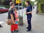 Policjanci patrolują przejścia dla pieszych w ramach akcji "Bezpieczna droga do szkoły"